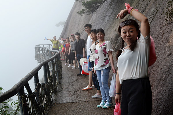 富豪彩票优秀员工登上三清山